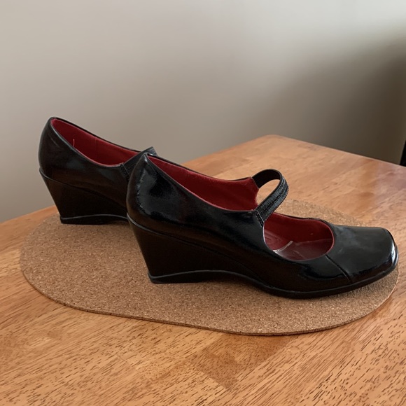 Kenneth Cole Mary Jane Patent Wedge - Picture 4 of 6